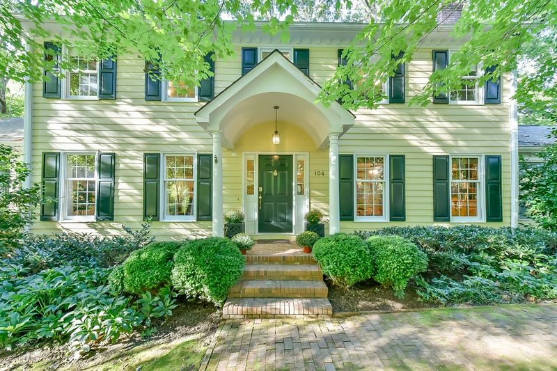 104 Mel Oaks Dr, Chapel Hill, NC 27516