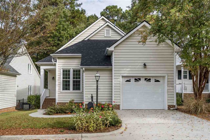 104 Park Oaks Ct, Cary, NC 27519