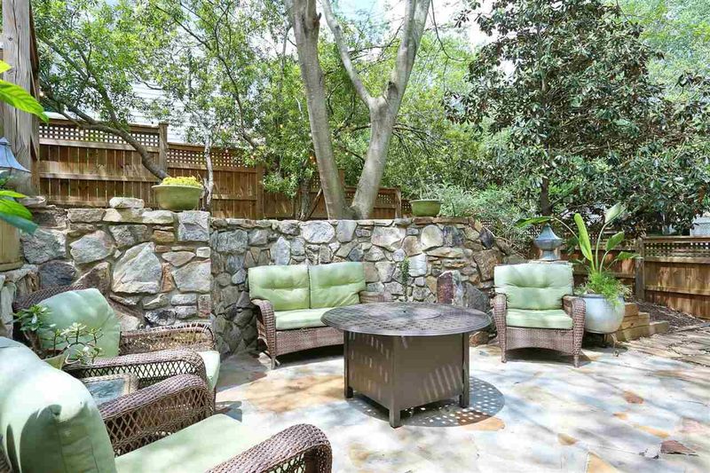 104 Parkside Cir, Chapel Hill, NC 27516