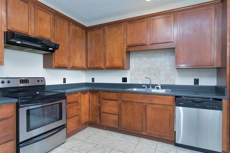 104 Pointe Crest Ct, Cary, NC 27513