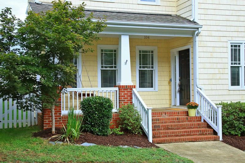 104 Westside Dr, Chapel Hill, NC 27516