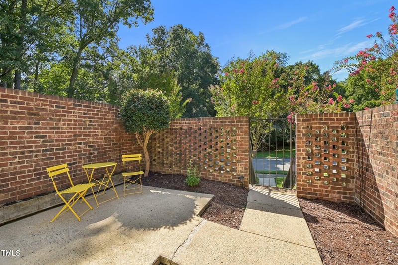 104 Woodleaf Dr, Chapel Hill, NC 27516