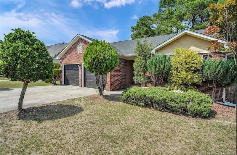 1040 Alexwood Dr, Hope Mills, NC 28348