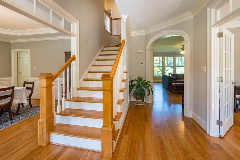 1040 Pinehurst Dr, Chapel Hill, NC 27517