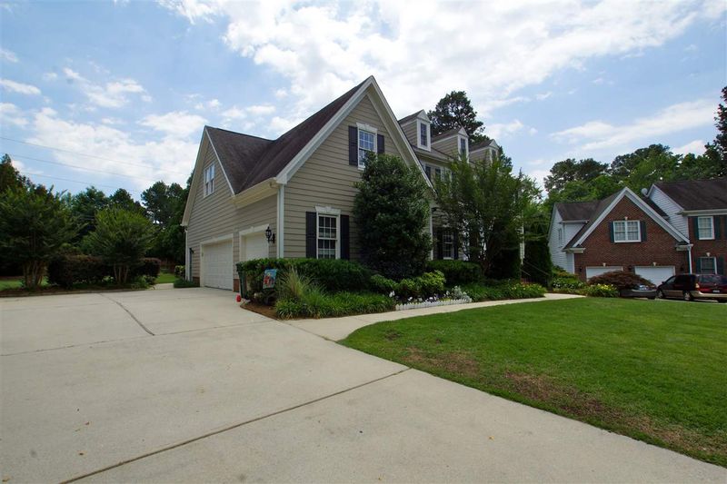 105 Bayliss Ct, Cary, NC 27519