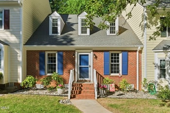 105 Hedgerow Ct, Cary, NC 27513