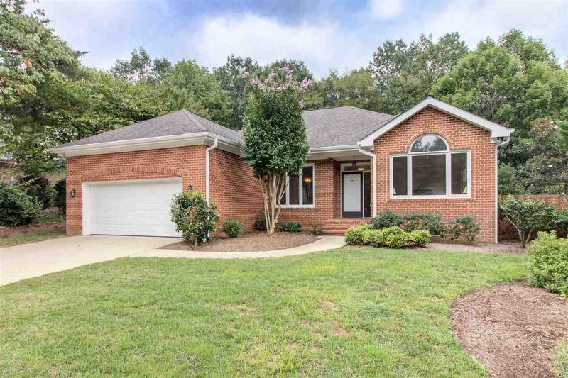105 Helmsdale Dr, Chapel Hill, NC 27517