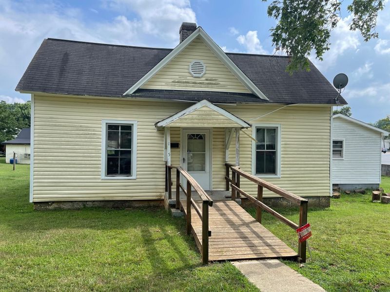 105 W Jackson St, Mebane, NC 27302