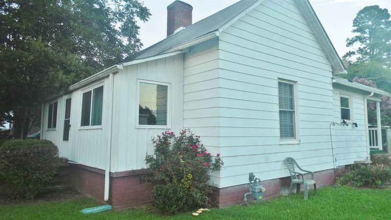 105 N Spray St, Haw River, NC 27258