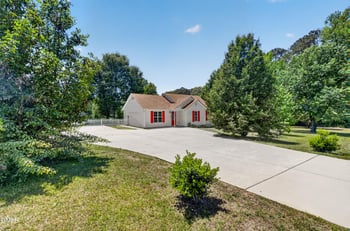 105 Stockbridge Dr, Selma, NC 27576