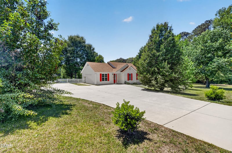 105 Stockbridge Dr, Selma, NC 27576