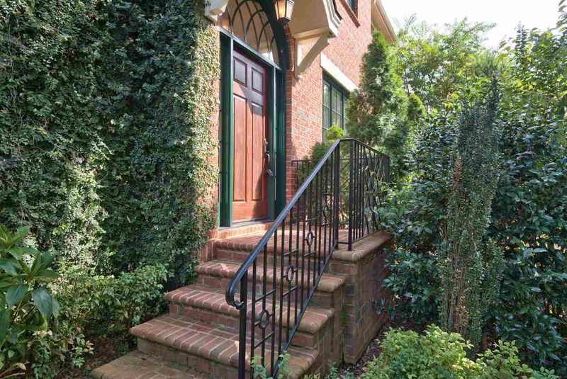 105 Village Gate Dr, Chapel Hill, NC 27516