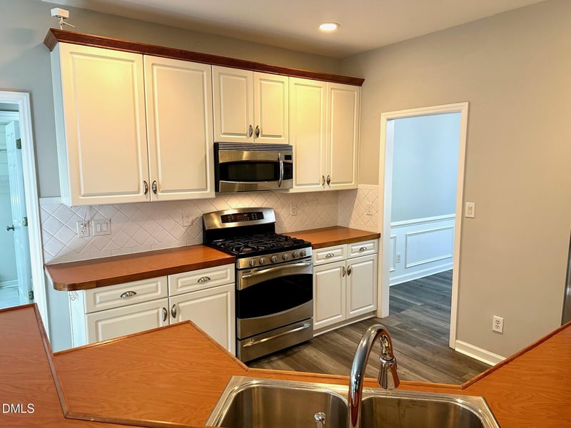 105 Whitlock Ln, Cary, NC 27513