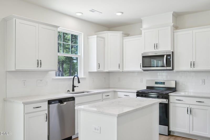 1052 Bolton Pointe Dr, Zebulon, NC 27597