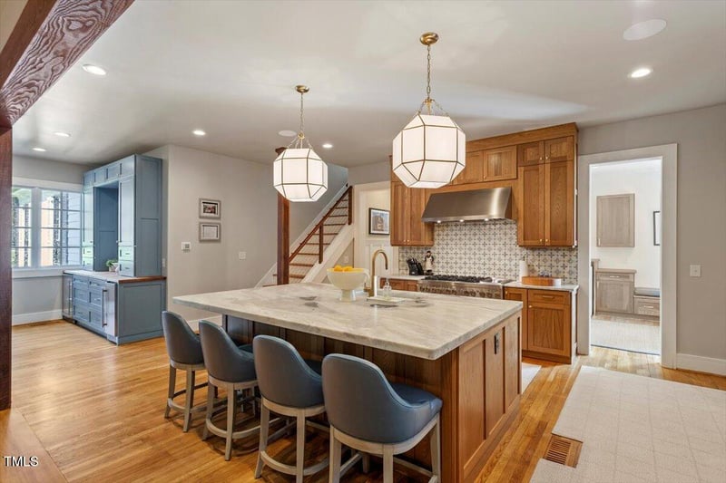 1054 Canterbury Ln, Chapel Hill, NC 27517