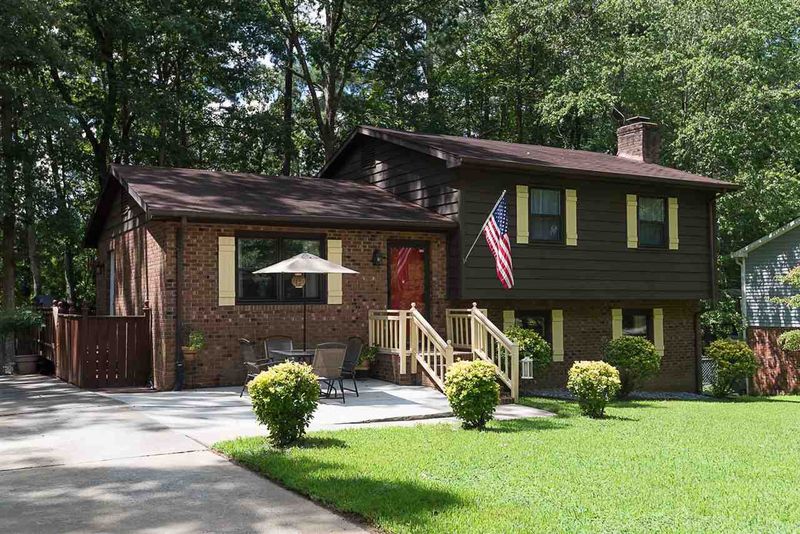 106 Mcintosh Ct, Cary, NC 27511