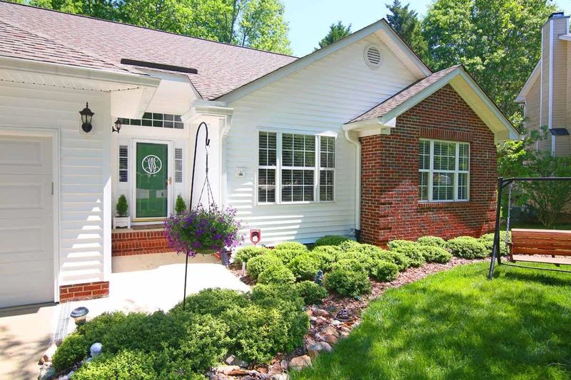 106 Springland Ct, Cary, NC 27519