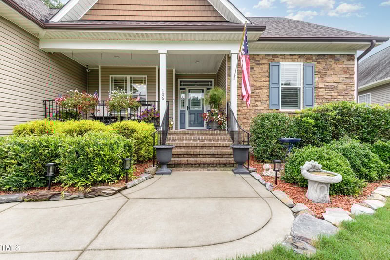 106 Summit Overlook Dr, Clayton, NC 27527
