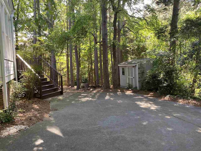106 Windhover Dr, Chapel Hill, NC 27514