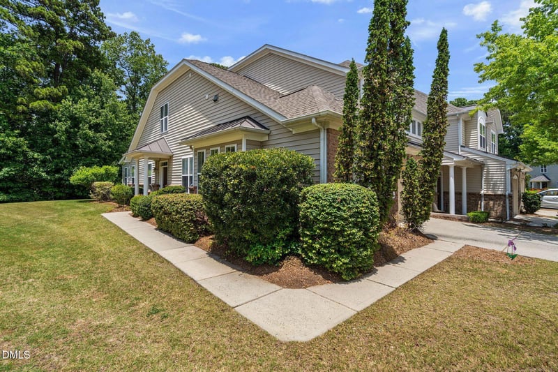 1060 Kingston Grove Dr, Cary, NC 27519