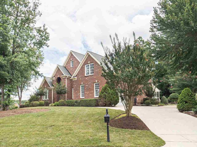 10601 Timberknoll Dr, Raleigh, NC 27617