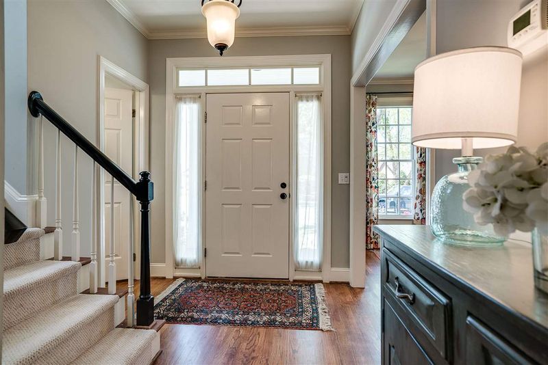 107 Greenview Dr, Chapel Hill, NC 27516