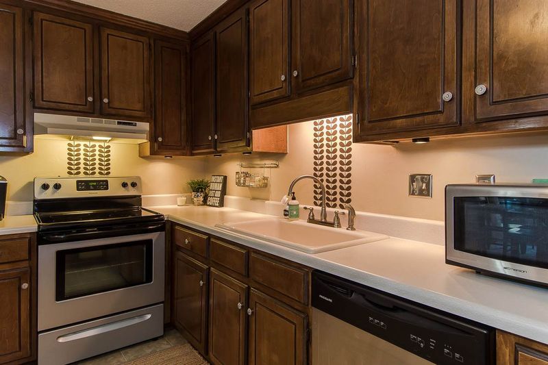 107 Hedgerow Ct, Cary, NC 27513