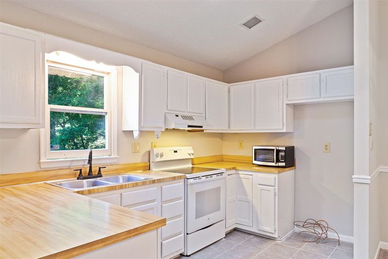 107 Vineyard Ln, Cary, NC 27513