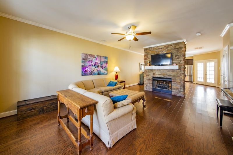 1070 Perdue Dr, Chapel Hill, NC 27517