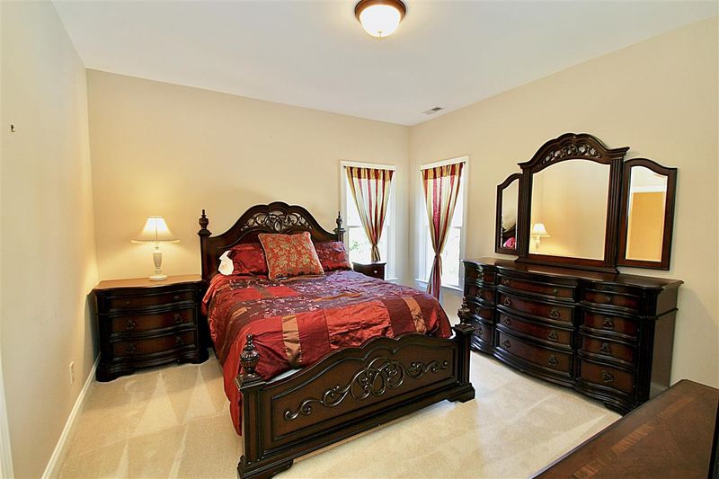 1070 Silverleaf Dr, Youngsville, NC 27596