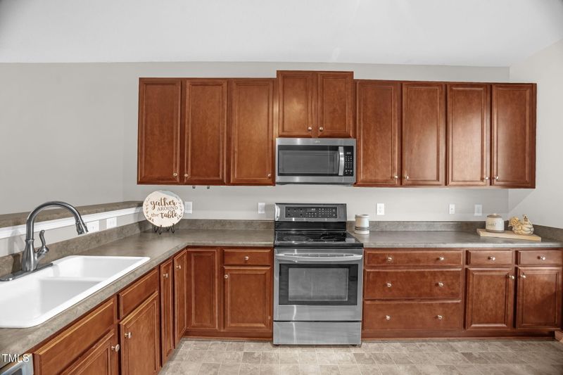 1076 Kelso Ln, Burlington, NC 27215