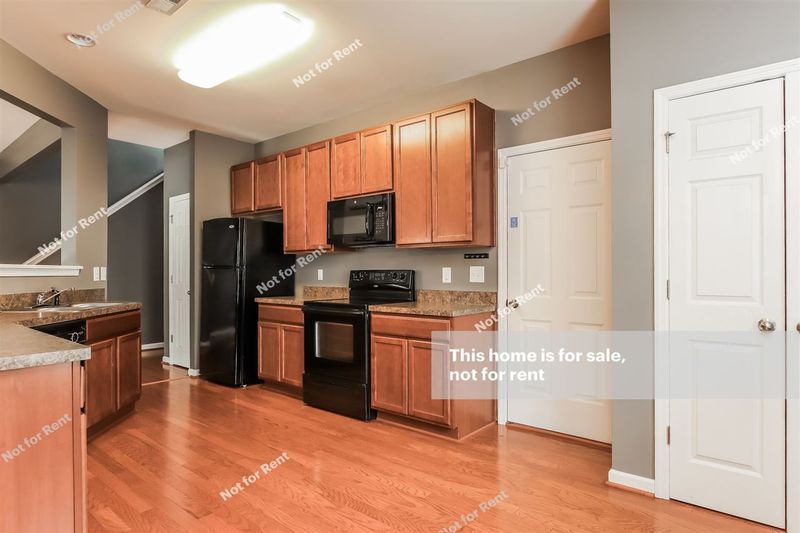 1079 Heritage Manor Dr, Raleigh, NC 27610