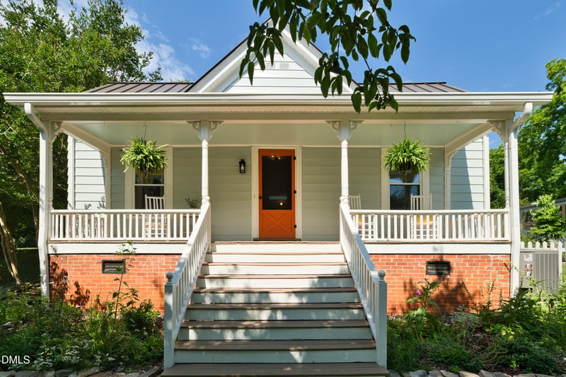 108 Occoneechee St, Hillsborough, NC 27278