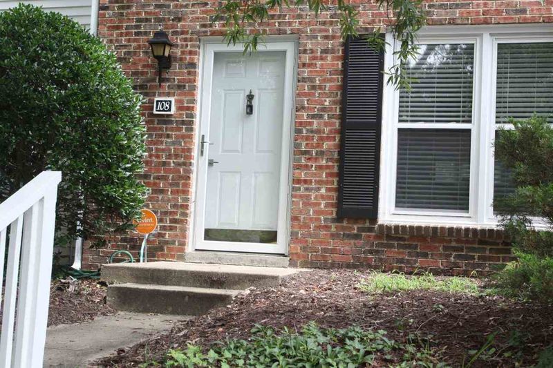 108 St Andrews Ln, Chapel Hill, NC 27517