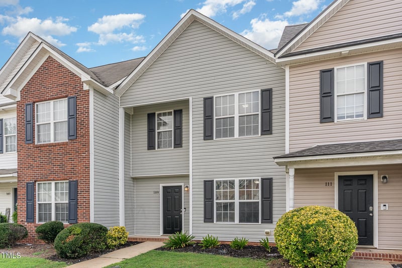 109 Blackthorne Ct, Clayton, NC 27520