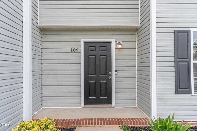 109 Blackthorne Ct, Clayton, NC 27520