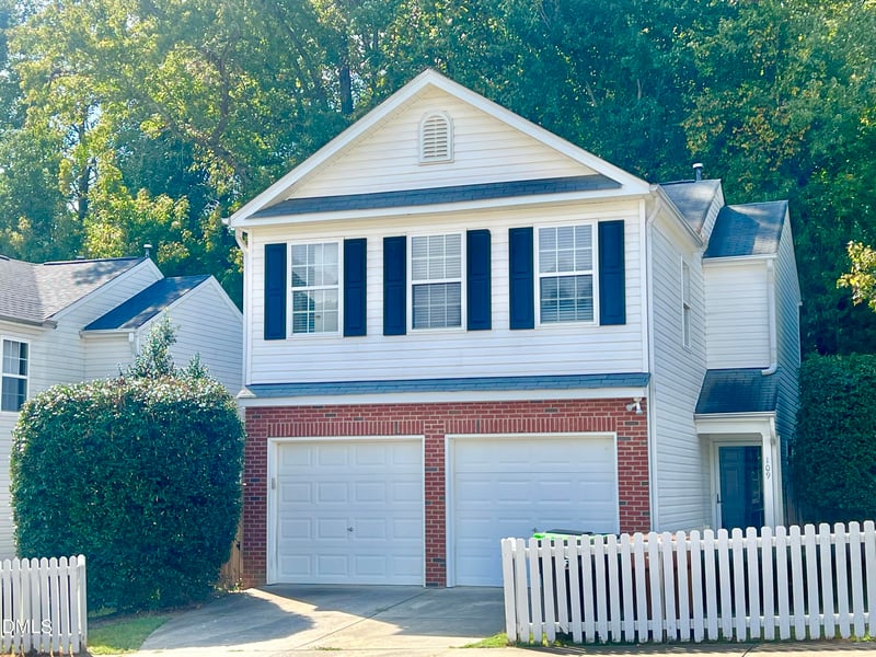 109 Lacombe Ct, Holly Springs, NC 27540