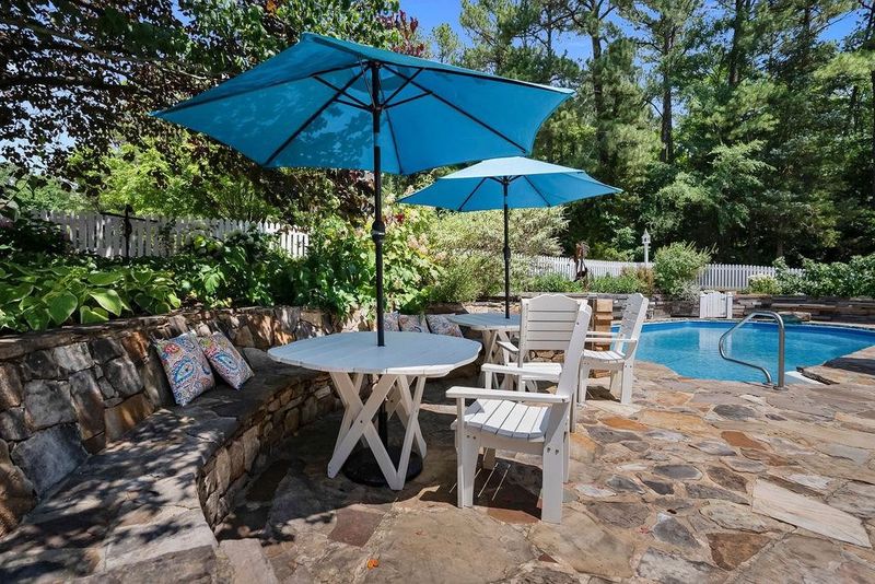 109 Stoneybrook Rd, Chapel Hill, NC 27516