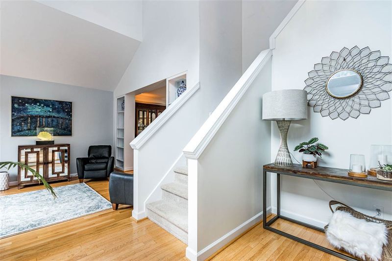 109 Strathburgh Ln, Cary, NC 27518
