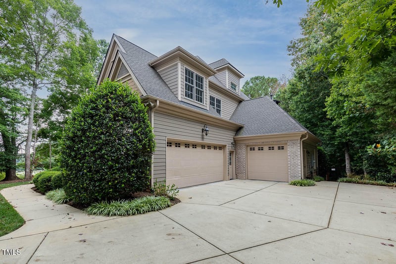 1097 Tacketts Pond Dr, Raleigh, NC 27614