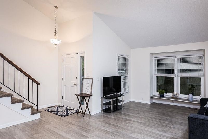 11 Clover Dr, Chapel Hill, NC 27517