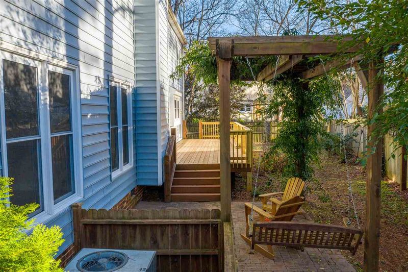 110 E Laurenbrook Ct, Cary, NC 27518