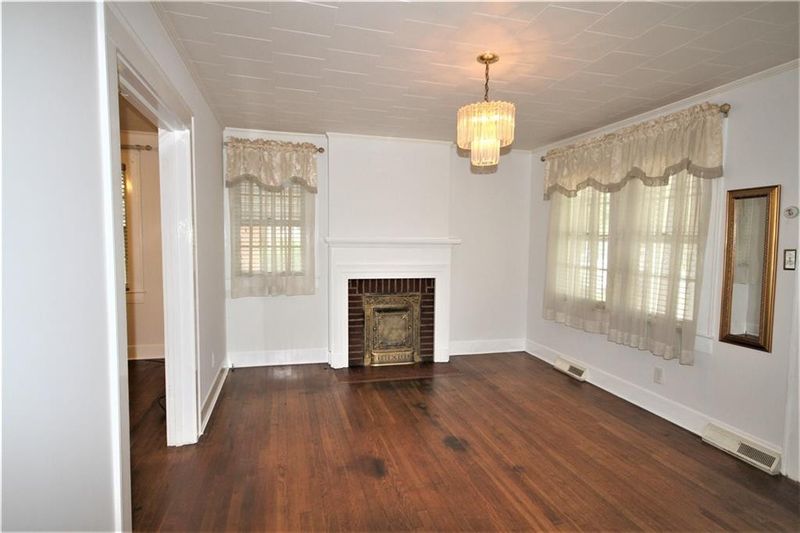110 S Saint John St, Burlington, NC 27217