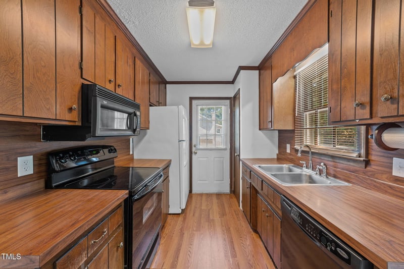 1101 Robinfield Dr, Raleigh, NC 27603