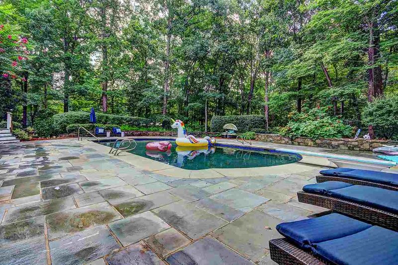 1102 Bayberry Dr, Chapel Hill, NC 27517