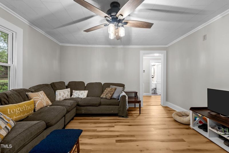 1105 Hawthorne Ln, Burlington, NC 27215