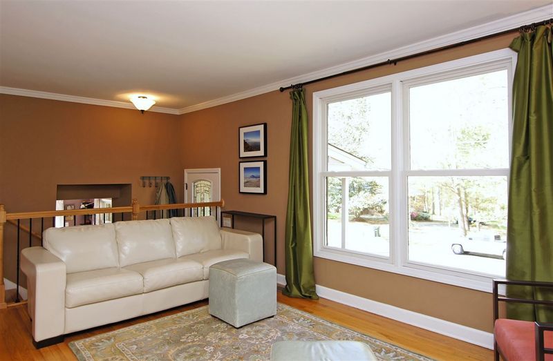 1105 Willow Dr, Chapel Hill, NC 27517