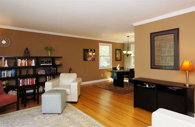 1105 Willow Dr, Chapel Hill, NC 27517