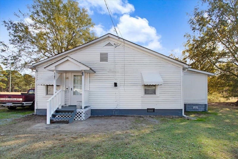 1107 W Market St, Smithfield, NC 27577