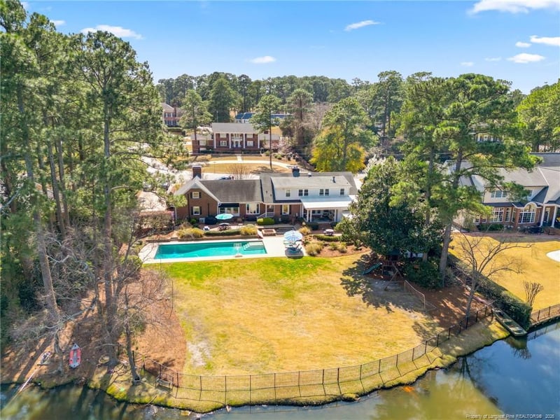 1109 Offshore Dr, Fayetteville, NC 28305